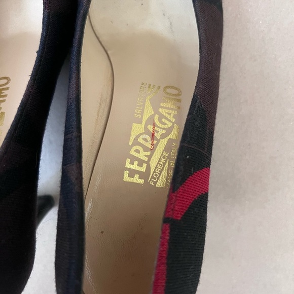 Salvatore Ferragamo Women’s Brown Red Black Canvas Leather Toe Heels Size 5.5 B - Picture 6 of 10